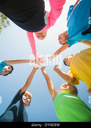 Kinder Hände Zusammenstellung im freien Stockfoto
