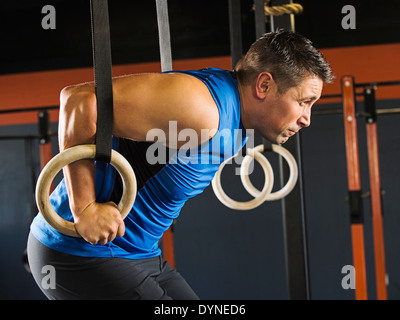 Kaukasischen Mann trainieren Sie im Fitness-Studio Stockfoto