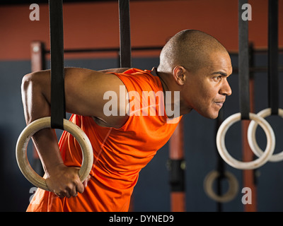 Schwarzer Mann, trainieren Sie im Fitness-Studio Stockfoto