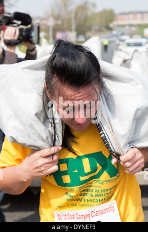 Kohle der Welt tragen Meisterschaft, Gawthorpe, West Yorkshire, Ostermontag 2014.  Weibliche Teilnehmer zu Beginn des Rennens Stockfoto