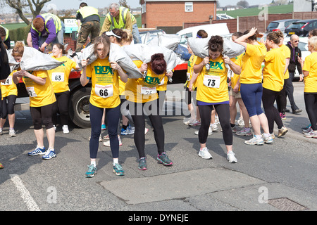 Kohle der Welt tragen Meisterschaft, Gawthorpe, West Yorkshire, Ostermontag 2014.  Weibliche Teilnehmer zu Beginn des Rennens Stockfoto