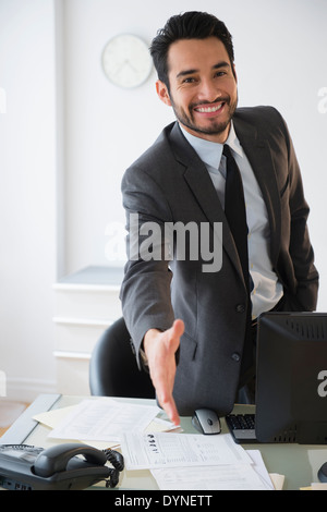 Gemischte Rassen Geschäftsmann bietet Handshake im Büro Stockfoto