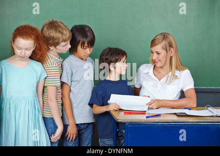 Lehrer in der Grundschule ihren Schülern testet zurück Stockfoto