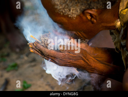 Buschmänner, machen Feuer, Tsumkwe, Namibia Stockfoto