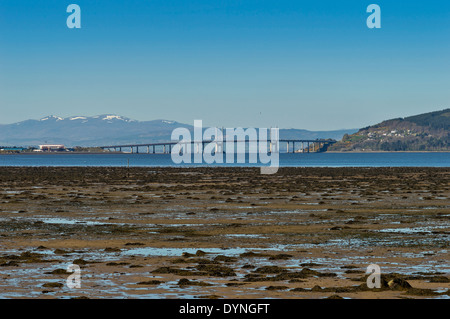 KESSOCK BRÜCKE ÜBER DEN BEAULY FIRTH BEI INVERNESS SCHOTTLAND MIT SCHNEE BEDECKT DIE BERGE IM HINTERGRUND Stockfoto