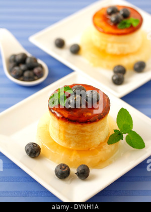 Käse-Tarte mit Honig und Heidelbeeren. Rezept zur Verfügung. Stockfoto