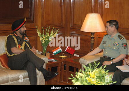 (140423)--NEU-DELHI, 23. April 2014 (Xinhua)--Bikram Singh (L), Generalstabschef der Armee der indischen Armee, trifft sich mit Qi Jianguo, stellvertretender Chef des Generalstabes der Volksbefreiungsarmee, in Neu-Delhi, Indien, 22. April 2014. Visiting senior chinesischen Offizier am Dienstag forderte der chinesischen und indischen Streitkräfte, engere Beziehungen zu schmieden, mit dem Ausbau der Austausch und die Zusammenarbeit in verschiedenen Bereichen. (Xinhua) Stockfoto