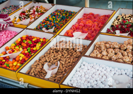 Süßigkeiten und Süßwaren für den Verkauf auf einen Marktstand. Borough Market London Uk Stockfoto