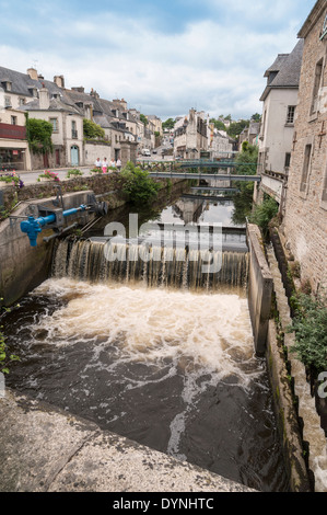 Fischtreppe und Hochwasserschutz am Fluss Isole, Quimperlé Brittany France Stockfoto