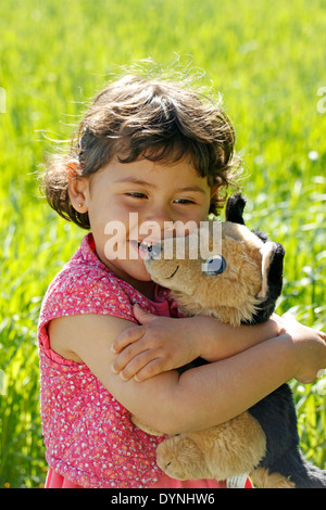 Kleines Mädchen. 3 4 Jahre alt. Umarmen ihr Haustier. Stockfoto