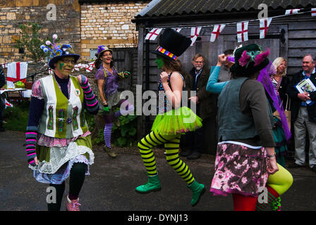 Bretforton, Evesham, Worcestershire, UK. 23. April 2014. Die Asum Gras Molly Tänzer tanzen bei der Vorstellung des diesjährigen britischen Spargelfest in Vale Evesham am St. Georges Day. Bildnachweis: FG Ottico / Alamy Live News Stockfoto