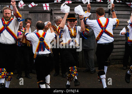 Bretforton, Evesham, Worcestershire, UK. 23. April 2014. Die Pepworth Morris Männer tanzen bei der Vorstellung des diesjährigen britischen Spargelfest in Vale Evesham am St. Georges Day. Bildnachweis: FG Ottico / Alamy Live News Stockfoto