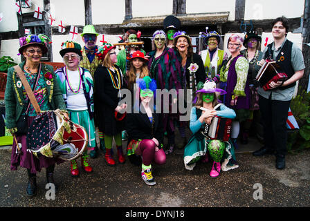 Bretforton, Evesham, Worcestershire, UK. 23. April 2014. Die Asum Gras Molly Tänzer tanzen bei der Vorstellung des diesjährigen britischen Spargelfest in Vale Evesham am St. Georges Day. Bildnachweis: FG Ottico / Alamy Live News Stockfoto