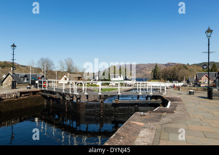 SCHLEUSENWÄRTER AM CONTROL BOX ERÖFFNUNG TELFORD SCHLEUSENTORE FORT AUGUSTUS LOCH NESS Stockfoto