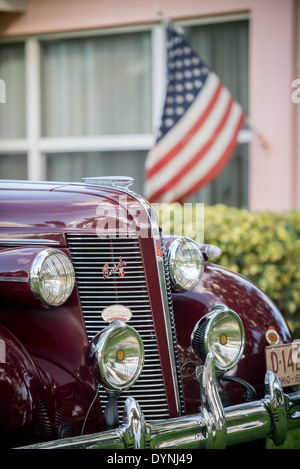 Nahaufnahme von der Vorderseite des historischen Buick Car mit der amerikanischen Flagge im Hintergrund in Pompano Beach, FL Stockfoto