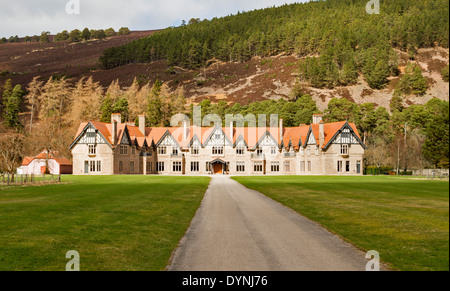 MAR LODGE UND GARTEN BRAEMAR SCHOTTLAND IM FRÜHEN FRÜHLING Stockfoto