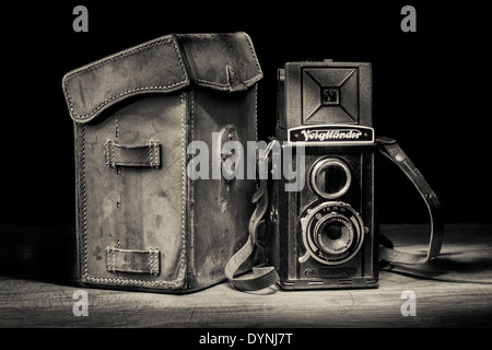 Vintage Voigtländer brillant-Kamera mit Ledertasche. Stockfoto