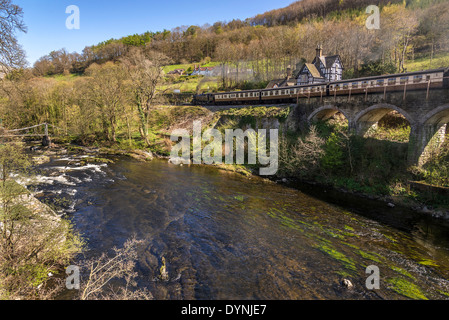 Fluß Dee an Berwyn-Station in der Nähe von Llangollen in Nordwales Denbighshire auf der Museumsbahn. Stockfoto