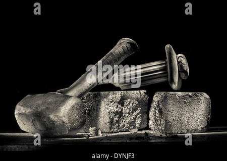 Des Erbauers Lump Hammer und Kropf ruht auf dem Beton Ziegel. Stockfoto