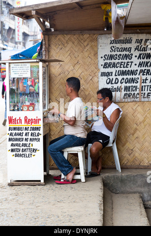 Watch Repair Stall in Puerto Princes, Palawan, Philippinen Stockfoto