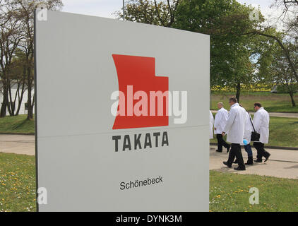 Schoenebeck, Deutschland. 17. April 2014. Blick auf ein Firmenschild bei Takata Zündung Systems Gmbh in Schoenebeck, Deutschland, 17. April 2014. Japanische Takata Corporation in Tokio übernahm die Website am Ende des Jahres 2012. Der Automobilzulieferer Manuifactures Zündsysteme für Airbags mit 72 Mitarbeitern in Schoenebeck. Foto: Jens Wolf /ZB/dpa/Alamy Live News Stockfoto