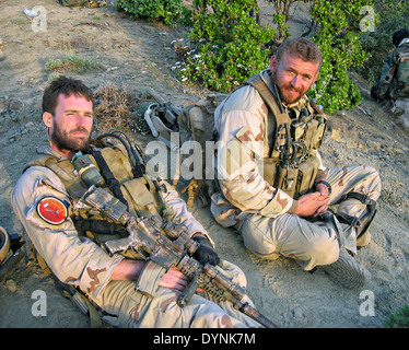 US Navy SEAL Lt. Michael P. Murphy und Sonar-Techniker 2. Klasse Matthew G. Axelson Pause zum Ausruhen während einer Operation 1. Juni 2005 in Afghanistan. Murphy und Axelson wurden von feindlichen Truppen während einer Aufklärungsmission am 28. Juni 2005 getötet. Stockfoto