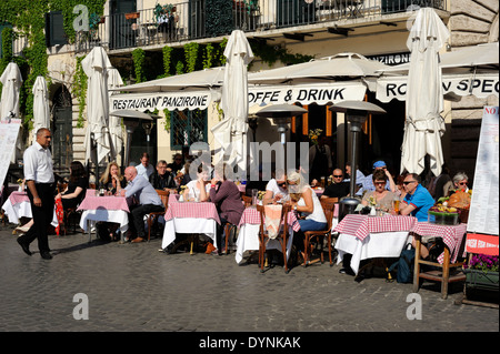 Italien, Rom, Piazza Navona, Restauranttische Stockfoto