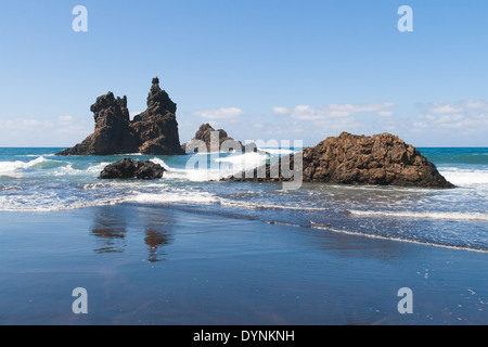 Felsformationen an Benijo Strand in der nordöstlichen Küste von Teneriffa, Kanarische Inseln. Stockfoto