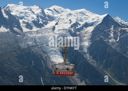Seilbahn von Chamonix auf den Gipfel des Brévent mit dem Mont Blanc im Hintergrund. Stockfoto