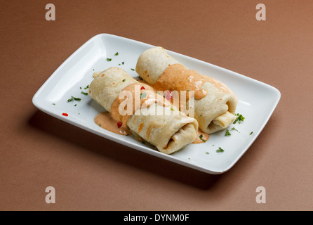 Gerollte Pfannkuchen mit Hackfleisch / Faschiertes und pikanter Sauce. Stockfoto