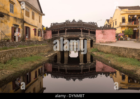 Chua Cau Temple Bridge (Japanische überdachte Brücke) in der historischen Altstadt von Hoi an Vietnam Stockfoto