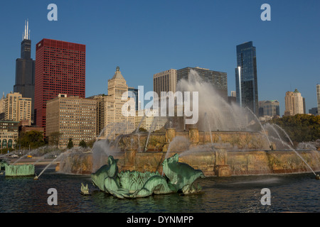 Skyline der Innenstadt von Buckingham Fountain im Grant Park in Chicago, Illinois, USA Stockfoto