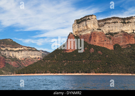 Puig De La Força über dem Sau-Reservoir in Katalonien. Stockfoto