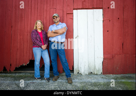 Mann und Frau Landwirte stehen vor einer roten Scheune Gettysburg, PA Stockfoto