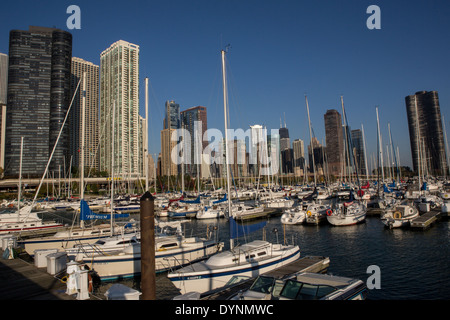 Skyline der Innenstadt von Lake Shore Marina DuSable Hafen in Chicago, Illinois, USA Stockfoto