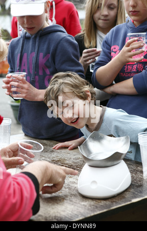 Die schrullige jährliche Dorf Tommy Trab Bier Rennen statt Ostermontag im Lachen Fish Pub in Isfield, East Sussex, England Stockfoto