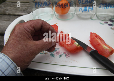 Aufbewahrung von Tomaten Saatgut Schritt 4 entfernen Sie das Fruchtfleisch mit den Samen Stockfoto