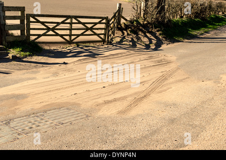 SAND ODER STAUB AUS ARIDEN GEBIETEN ÜBER EINEN WEG IN MORAY NORTH EAST SCOTLAND GEBLASEN Stockfoto