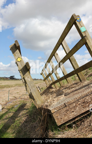 Dezember 2013 Überspannungsschäden zu stürmen Walberswick Suffolk. Fußgängerbrücke gewaschen vom Dunwich Fluss am Strand ausruhen. Stockfoto