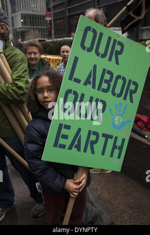 New York, NY, USA. 22. April 2014. Umwelt-Aktivisten Kundgebung am Earth Day am Zuccotti Park, dann März an die Wall Street System fordern ändern nicht Klimawandel. Die Occupy-Bewegung ist noch in New York scheint. Bildnachweis: David Grossman/Alamy Live-Nachrichten Stockfoto