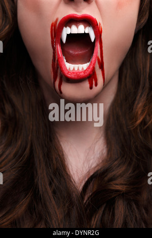 Weiblicher Vampir mit den blutigen Zähnen Stockfoto
