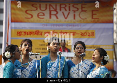 Dhaka, Bangladesch. 20. April 2014. Tausende von Christen, darunter viele Katholiken beteten und sangen gemeinsam in eine ökumenischen Gebetsgottesdienst Ostern Sonnenaufgang vor dem Bangladesh nationale Parlamentsgebäude in Dhaka früh am Ostermorgen. Zakir Hossain © Chowdhury/NurPhoto/ZUMAPRESS.com/Alamy Live-Nachrichten Stockfoto