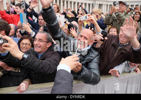 Petersplatz, Vatikan, Rom, Italien. 23. April 2014. Papst Francis braucht Zeit, um die Menschen erwarten ihn in dem Petersplatz während seiner Generalaudienz zu treffen. Bildnachweis: Wirklich einfach Star/Alamy Live-Nachrichten Stockfoto