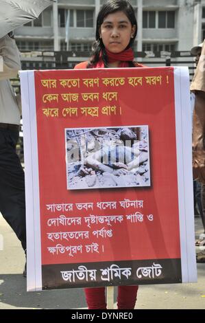 Dhaka, Bangladesch. 23. April 2014. Eine Arbeitnehmerin Kleidungsstück hält einen Banner während einer Protestaktion fordern angemessene Entschädigung vor dem National Press Club in Dhaka, Bangladesch, 23. April 2014. Mindestens 1.135 Menschen, meist Textilarbeiter, bestätigten sich tot wie einem achtstöckigen Gebäude "Rana Plaza" Gehäuse fünf Bekleidungsfabriken in einem Zement-Grab am 24. April 2013 am Rande der Hauptstadt Dhaka zerbröckelt. © Shariful Islam/Xinhua/Alamy Live-Nachrichten Stockfoto