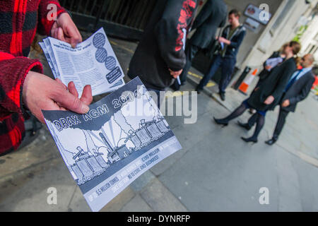 London, UK. 23. April 2014. Ökologische Demonstranten lobby Drax Aktionäre für seine Hauptversammlung eintreffen. Lebensmittelhändler Hall, Bank, London, UK 23. April 2014. Bildnachweis: Guy Bell/Alamy Live-Nachrichten Stockfoto