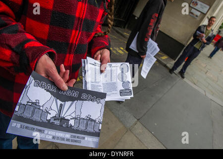 London, UK. 23. April 2014. Ökologische Demonstranten lobby Drax Aktionäre für seine Hauptversammlung eintreffen. Lebensmittelhändler Hall, Bank, London, UK 23. April 2014. Bildnachweis: Guy Bell/Alamy Live-Nachrichten Stockfoto