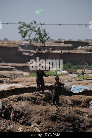 ISLAMABAD, PAKISTAN-APRIL 23:Afghan Flüchtlingskinder fliegen einen Drachen in der Slum-Gegend in der Nähe von Islamabad, Pakistan. Mehr als fünf Millionen afghanischen Flüchtlinge flohen ihre Heimat seit sowjetischen Invasion der 1970er Jahre. Rund 3,6 Millionen afghanischen Flüchtlinge haben nach Afghanistan aus Pakistan seit März 2002 unter ein Dreierabkommen zwischen UN Refugee Agency (UNHCR) und die Regierungen von Pakistan und Afghanistan zurückgeführt worden. Mehr als 1,6 Millionen afghanischen Flüchtlinge sind immer noch in Pakistan, insbesondere in Lagern und Slums Leben und nicht wieder in ihre Heimat aufgrund von anhaltenden Konflikten Stockfoto