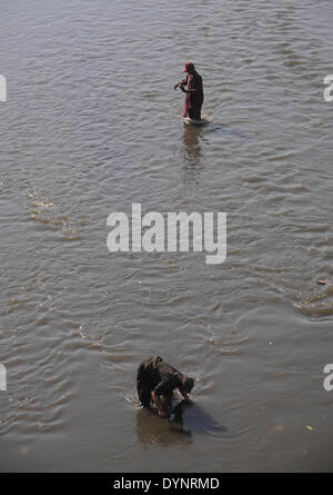 ISLAMABAD, PAKISTAN-APRIL 23: Afghanischer Flüchtling Artikelsuche Eisen mit magnetisch in das schmutzige Wasser eines Baches auf der Durchreise der Hauptmarkt in der Slum-Gegend in der Nähe von Islamabad, Pakistan. Mehr als fünf Millionen afghanischen Flüchtlinge flohen ihre Heimat seit sowjetischen Invasion der 1970er Jahre. Rund 3,6 Millionen afghanischen Flüchtlinge haben nach Afghanistan aus Pakistan seit März 2002 unter ein Dreierabkommen zwischen UN Refugee Agency (UNHCR) und die Regierungen von Pakistan und Afghanistan zurückgeführt worden. Vor allem in Kalifornien leben immer noch mehr als 1,6 Millionen afghanische Flüchtlinge in Pakistan, Stockfoto