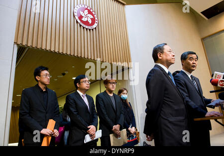 (140423)--HONG KONG, 23. April 2014 (Xinhua)--Hauptgeschäftsführer von Hong Kong spezielle Administrative Region C Y Leung (1. R) besucht eine Pressekonferenz in Hong Kong, Süd-China, 23. April 2014. Die philippinische Regierung seine am meisten traurig bedauern und tiefes Mitgefühl zum Ausdruck gebracht und erweitert sein aufrichtiges Beileid für die Schmerzen und Leiden der Opfer und ihrer Familien im Bus-Geiseldrama, das im August 2010 in Manila passiert nach einer gemeinsamen Erklärung, die von der Regierung von Hong Kong Special Administrative Region und die philippinische Regierung hier am Mittwoch. Stockfoto