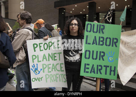 New York, NY, USA, 22. April 2014. Umwelt-Aktivisten Kundgebung am Earth Day am Zuccotti Park, dann März an die Wall Street System fordern ändern nicht Klimawandel. Die Occupy-Bewegung ist noch in New York scheint. Bildnachweis: David Grossman/Alamy Live-Nachrichten